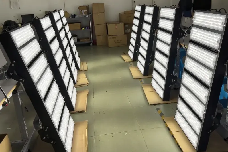 สปอร์ตไลท์ LED 2000W จำนวน 8 ชุดจัดส่งไปยังโตโก